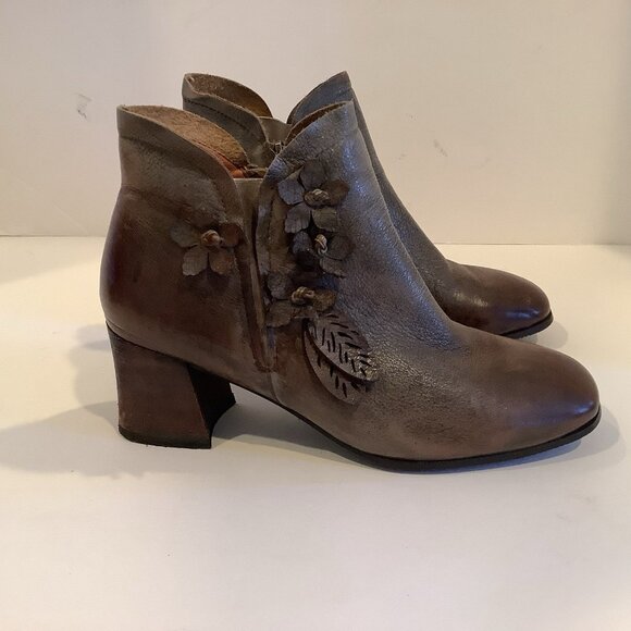 L'Artiste Spring Step Loralie Boots Womens 39 Size 8.5 Gray Brown Leather Floral - Picture 4 of 9